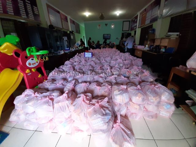 BERTAHAP: Paket sembako untuk warga terdampak Covid-19 di Kelurahan Kuripan disalurkan kemarin. | FOTO: WAHYU RAMADHAN/RADAR BANJARMASIN