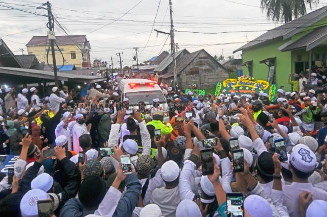 BERDUKA: Para jemaah menyambut ambulans yang membawa jenazah KH Ahmad Zuhdiannor di Belakang Masjid Jami Banjarmasin, Sabtu (2/5) sore. | FOTO: M OSCAR FRABY/RADAR BANJARMASIN