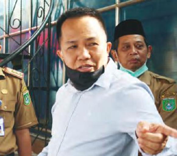 MEMANTAU: Bupati Tanbu H Sudian Noor memantau pelaksanaan rapid test di Pasar Raya Bumi Pangeran Pagatan Kecamatan Kusan Hilir.