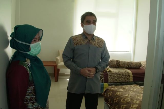 ARAHAN: Wakil Walikota Banjarbaru H Darmawan Jaya Setiawan saat memberikan arahan kepada petugas medis, sekaligus meninjau fasilitas akomodasi tim medis penanganan Covid-19 di Balai Besar Pendidikan dan Pelatihan Kesejahteraan Sosial (BBPPKS) Kementerian