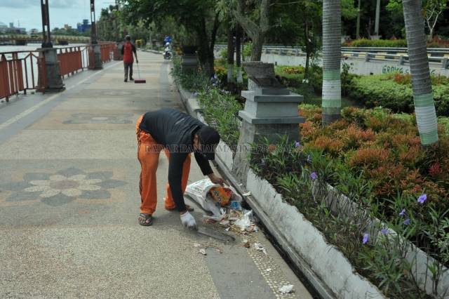 Selama PSBB, setidaknya seribu petugas kebersihan yang dikerahkan. Mengangkut limbah dari tempat pembuangan sementara (TPS) ke tempat pembuangan akhir (TPA) Basirih.