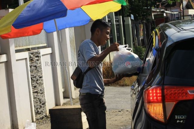 Dari data sementara Dinas Sosial Provinsi Kalsel, ada 191 ribu kepala keluarga yang menderita dampak ekonomi dari wabah virus corona.