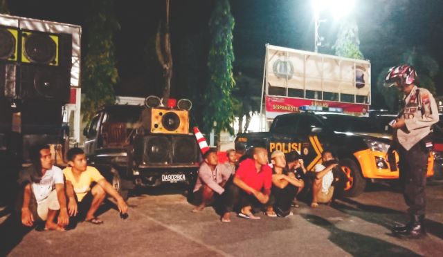 APES: Aparat Polsek Amuntai Kota mengamankan remaja “bagarakan” sahur dengan musik keras yang mengganggu kesucian bulan Ramadan.