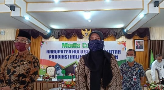 Juru Bicara Tim Gugus Tugas, Percepatan, Pencegahan dan Penanganan Covid-19, Kabupaten HSS, Siti Zainab (tengah)