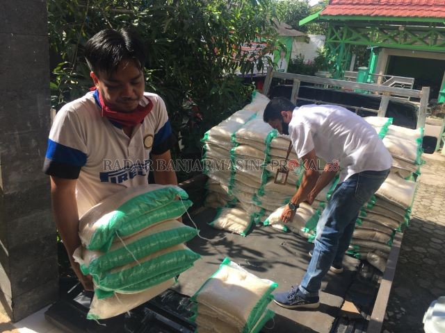 Selama PSBB, Pemko Banjarmasin akan menyalurkan 30 ribu paket sembako bagi warga yang menderita dampak ekonomi dari pandemi. Tetapi banyak karut-marut dalam prosesnya