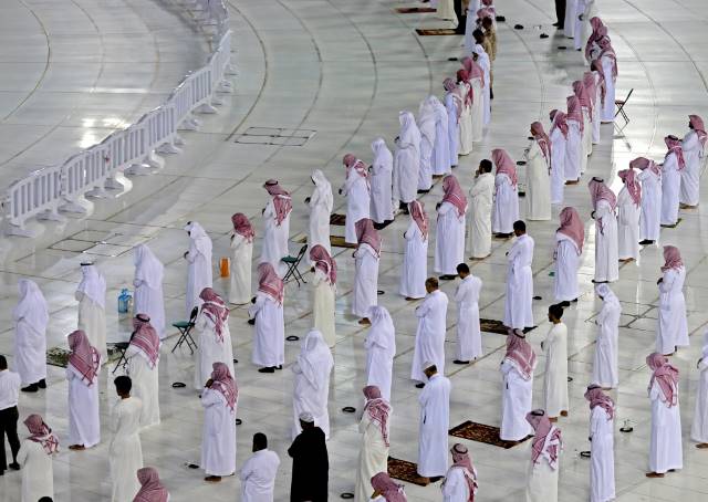 SALAT JAGA JARAK: Jemaah di Masjidil Haram pada 27 April lalu. Foto: STR/AFP