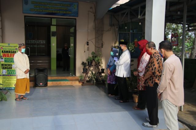 LEPAS : Bupati HSS Achmad Fikry menyambut pasien HSS yang sembuh. | FOTO: DISKOMINFO HSS FOR RADAR BANJARMASIN
