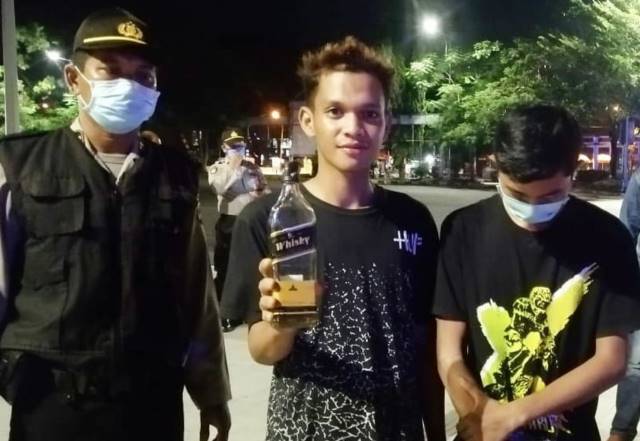 TAK PATUT DITIRU: Anggota Sabhara Polres Banjarbaru dalam patrolinya mengamankan sekelompok remaja yang kedapatan pesta miras di lapangan Murjani pada Rabu (6/5) malam | Foto:  Polres BJB for Radar Banjarmasin