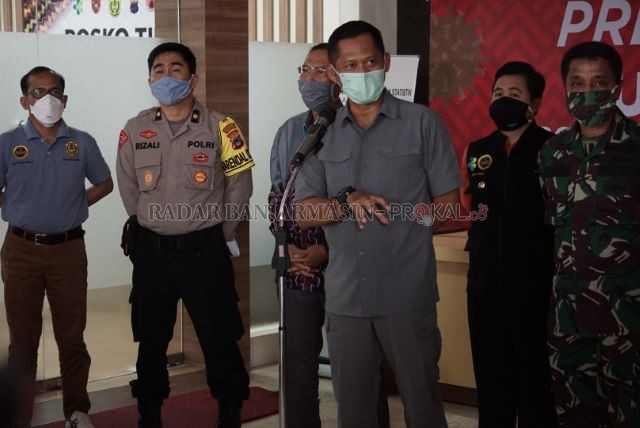 EVALUASI: Wakapolresta Banjarmasin AKBP Sabana Atmojo menjelaskan perihal penerapan jam malam dalam perpanjangan PSBB, kemarin (7/5) sore di Balai Kota. | FOTO: WAHYU RAMADHAN/RADAR BANJARMASIN