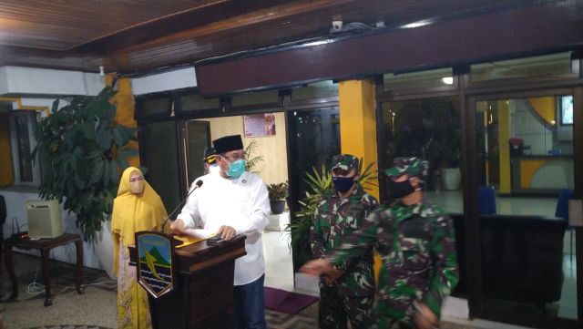 KABAR KONTRAS: Bupati Sayed Jafar menggelar jumpa pers terkait kesembuhan satu pasien positif corona di Kotabaru, Kamis (7/5) malam.