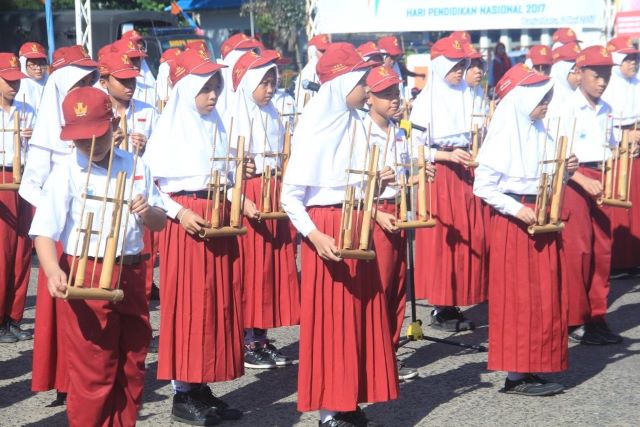 JADI KENANGAN: Siswa sekolah dasar di Banjarbaru dalam sebuah peringatan hari besar. | DOK/RADAR BANJARMASIN