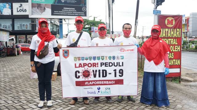 LAPOR BERBAGI: Suasana kegiatan LAPOR! Peduli Covid-19, dengan tagar #LAPORBERBAGI di sejumlah titik di Kota Banjarbaru, Jumat (8/5) tadi. Kota Banjarbaru menjadi pilot project dalam pelaksanaannya. | FOTO: HUMAS DAN PROTOKOL PEMKO BANJARBARU