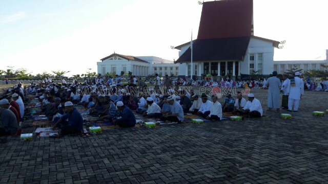 SALAT IED: Sebagian warga Banjarbaru melaksanakan salat idulfitri di halaman kantor Gubernur Kalsel beberapa tahun yang lalu.
