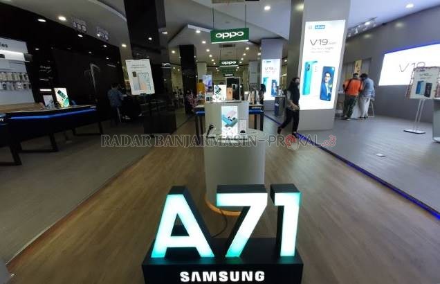 LENGANG: Pemandangan di salah satu gerai penjualan smartphone di Banjarmasin. Sejak pandemi sudah sepi, apalagi setelah PSBB. | Foto: WAHYU RAMADHAN/RADAR BANJARMASIN