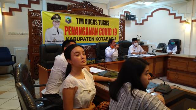 JANJI MANIS: Sherly (baju putih) menyimak paparan dari Pemkab Kotabaru, Rabu kemarin. Perusahaannya siap berinvestasi di Kotabaru. | Foto: ZALYAN S ABDI/RADAR BANJARMASIN