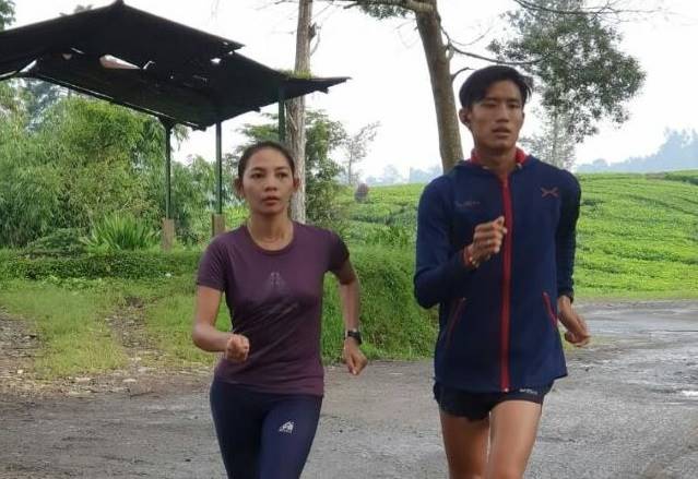 TAMBAH MOTIVASI: Halida Ulfah berlatih bersama Hendro Yap, atlet jalan cepat peraih medali emas SEA Games 2019 Manila di Pengalengan, Jabar.