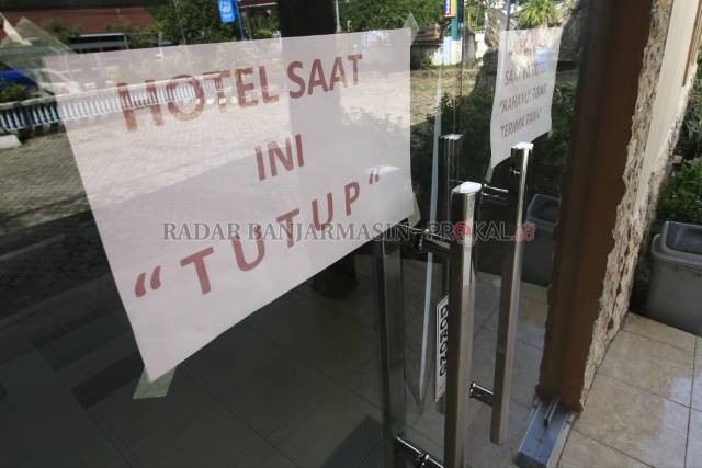 IMBAS PANDEMI: Salah satu hotel di kawasan Jalan A Yani Kota Banjarbaru yang mengumumkan tutup dan tidak menerima tamu. Sejak dua bulan terakhir, Dinas Koperasi, UKM dan Tenaga Kerja mencatat ada beberapa perusahaan yang melaporkan karyawannya yang diruma