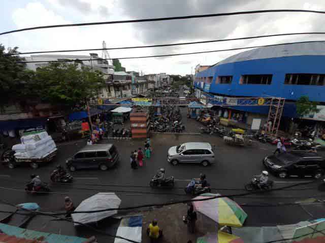 PUSAT PERBELANJAAN: Kawasan Pasar Sudimampir Raya dipotret kemarin (11/5). Di sini banyak pedagang pakaian yang mengais rezeki. | FOTO: WAHYU RAMADHAN/RADAR BANJARMASIN