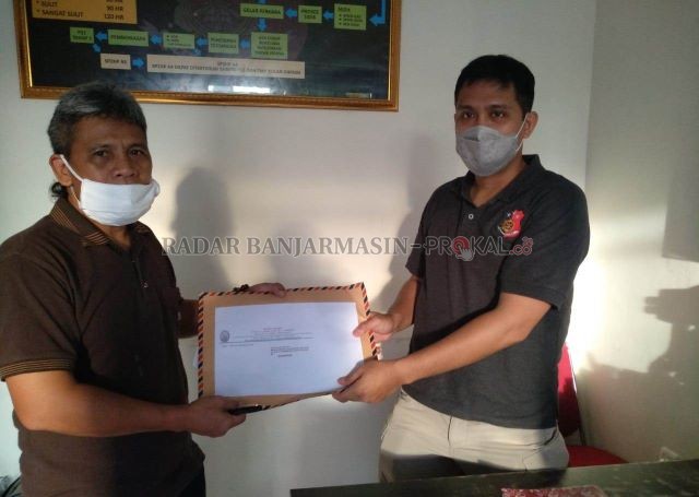 IKHTIAR: Kuasa hukum Diananta Putra Sumedi, Bujino A Salan SH menyerahkan surat permohonan penangguhan penahanan kliennya ke Ditreskrimsus Polda Kalsel, Kamis (7/5). | FOTO: ENDANG SYARIFUDDIN/RADAR BANJARMASIN