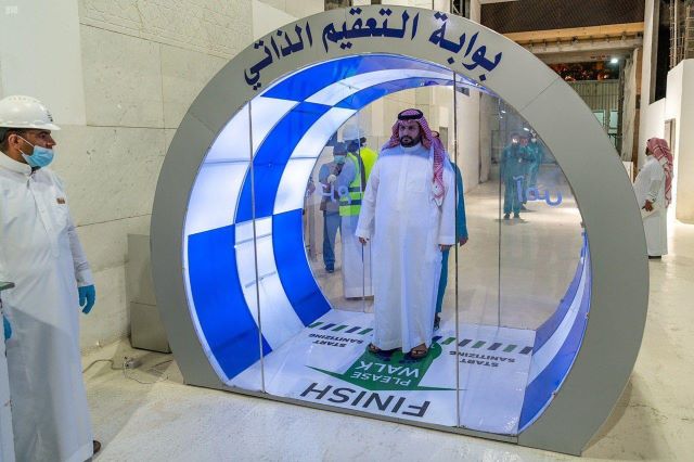 CANGGIH: Seorang jemaah melewati gerbang sterilisasi menuju ke dalam Masjidil Haram. | Foto: AFP