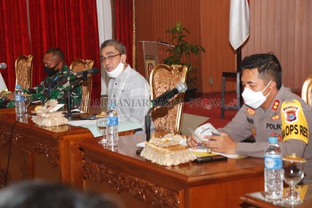 PERSIAPAN: Suasana rapat persiapan pelaksanaan PSBB yang digelar Pemko Banjarbaru bersama para stakeholder terkait di Aula Gawi Sabarataan, Selasa (12/5) malam. | FOTO: HUMAS DAN PROTOKOL PEMKO BANJARBARU