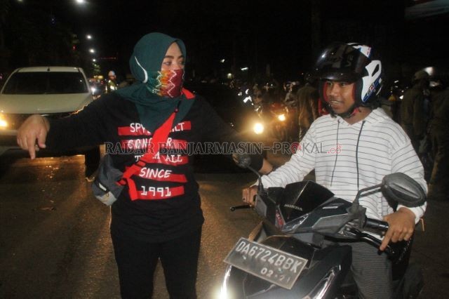BEBAL: Memasuki perbatasan kota pada jam malam tanpa mengenakan masker, pengendara satu ini sudah pasti disuruh putar arah. Foto diambil Selasa malam (12/5). | FOTO; MAULANA/RADAR BANJARMASIN