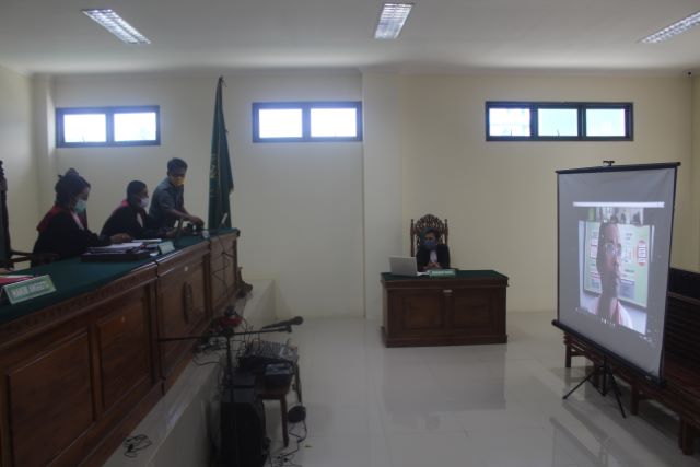 SIDANG MASA PANDEMI: Suasana sidang vonis kasus penistaan agama yang dilakukan oleh Nasruddin warga Desa Kahakan, Kecamatan Batu Benawa, Kabupaten Hulu Sungai Tengah secara daring. | FOTO: JAMALUDDIN/RADAR BANJARMASIN