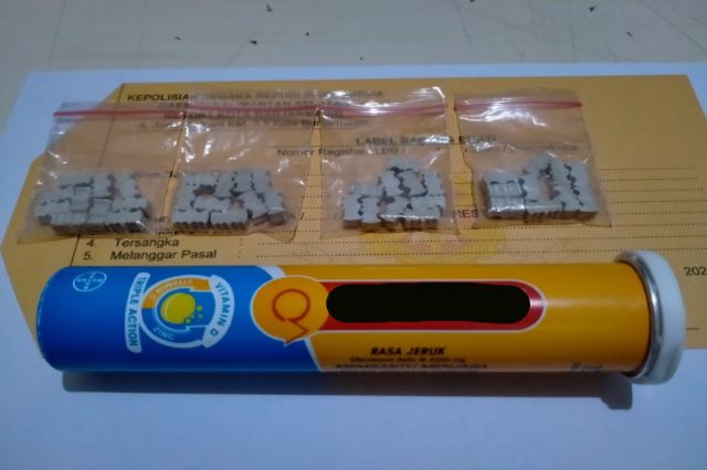 BARANG BUKTI: Sebanyak 40 butir ineks itu disembunyikan tersangka dalam botol vitamin. | FOTO: POLRESTA BANJARMASIN FOR RADAR BANJARMASIN