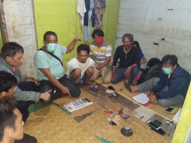 PESAKITAN: Kristanto saat ditangkap Buser Polsek Banjarmasin Timur di rumahnya di Jalan Veteran. | FOTO: POLSEK BANJARMASIN TIMUR FOR RADAR BANJARMASIN