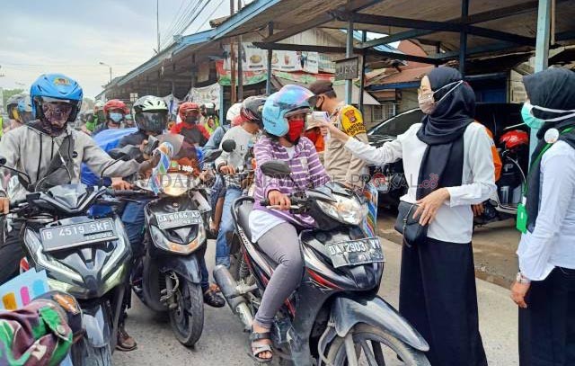 UJI COBA: Pemkab Batola melakukan uji coba PSBB di check poin Terminal Handil Bakti. | FOTO: AHMAD MUBARAK/RADAR BANJARMASIN