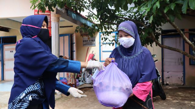 Sekolah Menengah Kejuruan Pertanian Pembangunan (SMK-PP) Negeri Banjarbaru, kembali salurkan bantuan sembako kepada Tenaga Harian lepas (THL) SMK-PP Negeri Banjarbaru dan masyarakat yang terdampak COVID-19 di lingkungan sekitar SMK-PP Negeri Banjarbaru pa