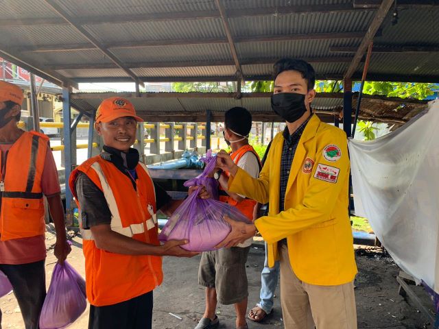 KEPEDULIAN: Anggota BEM ULM menyerahkan bantuan sembako kepada warga yang membutuhkan. | FOTO: BEM ULM FOR RADAR BANJARMASIN