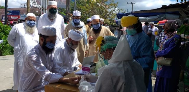 IKUT RAPID: 23 WNA asal Pakistan memenuhi undangan rapid test di Pasar Lama, Sabtu (16/5). Disusul swab test sehari kemudian di Dinas Kesehatan Banjarmasin. | FOTO: BIDDOKKES POLDA KALSEL FOR RADAR BANJARMASIN