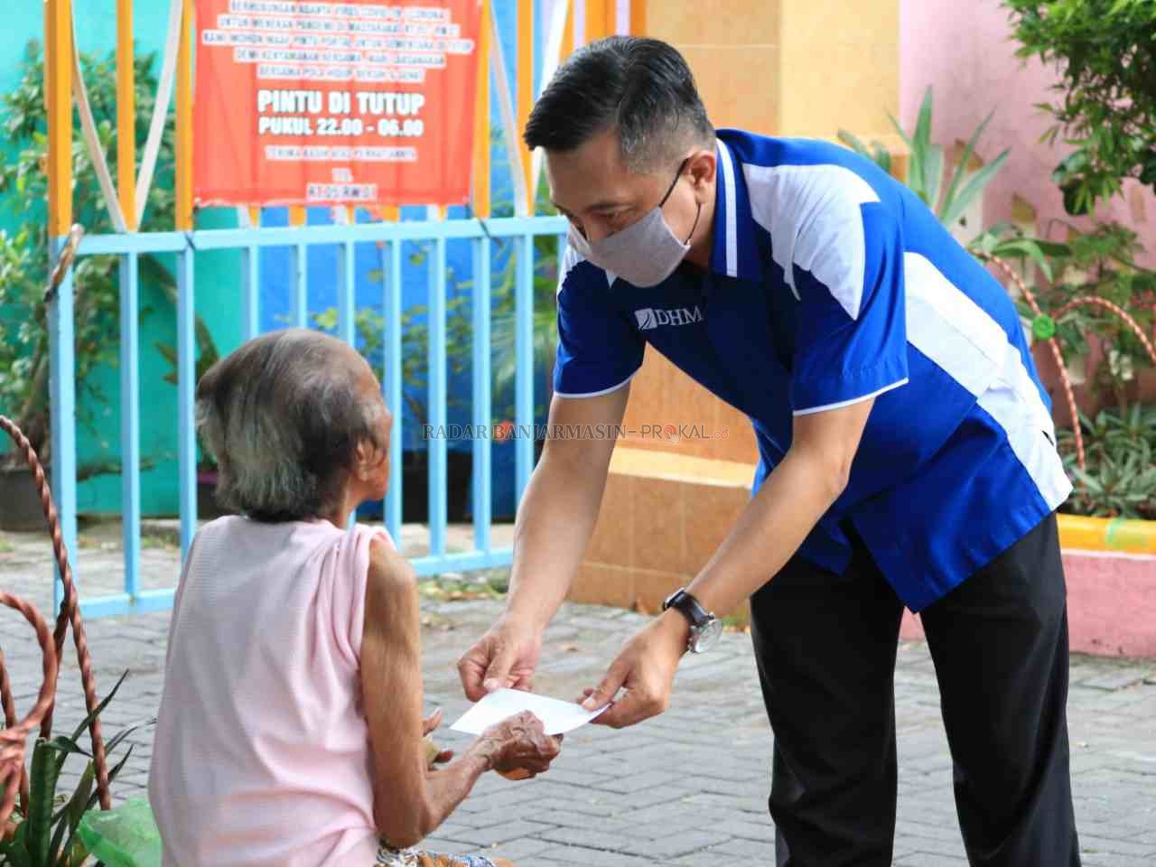 BAGIKAN THR: Melalui program Dafam Peduli, DHM melakukan kegiatan sosial pada Senin (18/5) kemarin dengan membagikan “THR“ bagi masyarakat sekitar yang membutuhkan. FOTO: DHM FOR RADAR BANJARMASIN