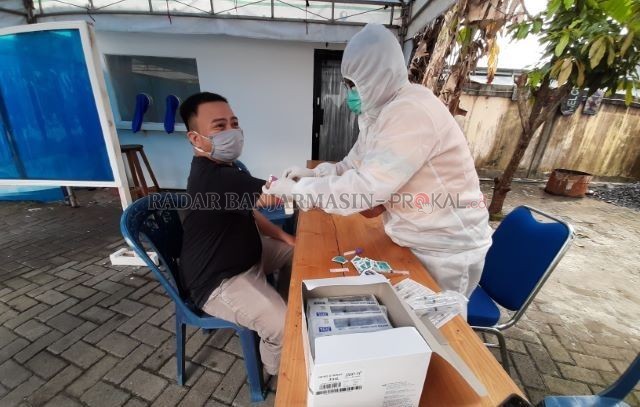 AMBIL SAMPEL: Salah satu reporter di Banjarmasin menjalani rapid test di halaman kantor laboratorium Dinkes di Jalan Pramuka, kemarin. Satu orang dinyatakan reaktif. | FOTO: WAHYU RAMADHAN/RADAR BANJARMASIN