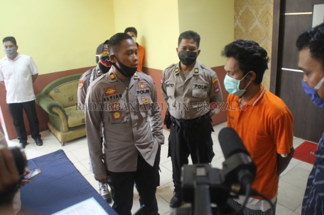 GELAR KASUS: Tersangka pengedar sabu, Kristanto berbicara kepada Kapolsek Banjarmasin Timur, AKP Alfi an Tri Permadi. | FOTO: MAULANA/RADAR BANJARMASIN