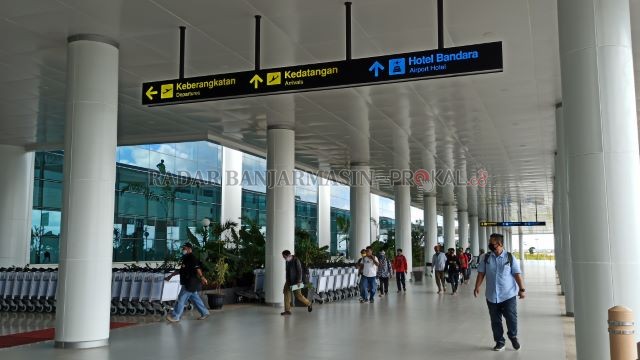 BANYAK PENUMPANG: Suasana di depan Terminal Keberangkatan Bandara Internasional Syamsudin Noor, kemarin. Tampak ada banyak calon penumpang memasuki terminal. | FOTO: SUTRISNO/RADAR BANJARMASIN
