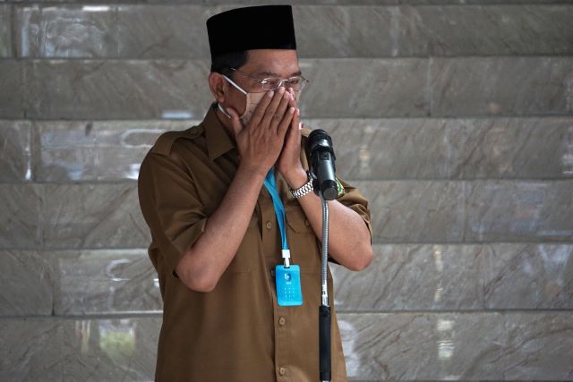 Wakil Walikota Banjarmasin Hermansyah membatin. Sesegukan kemudian terisak. Karena grafik kasus positif COVID-19 di Banjarmasin terus meningkat.