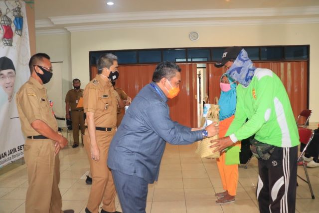 TALI ASIH:  Wali kota Banjarbaru H Nadjmi Adhani berserta Wakil Wali kota Banjarbaru H Darmawan Jaya Setiawan, saat menyerahkan tali asih kepada komponen yang berkontribusi terhadap pembangunan Kota Banjarbaru yang dilaksanakan oleh Dinas Sosial Kota Banj