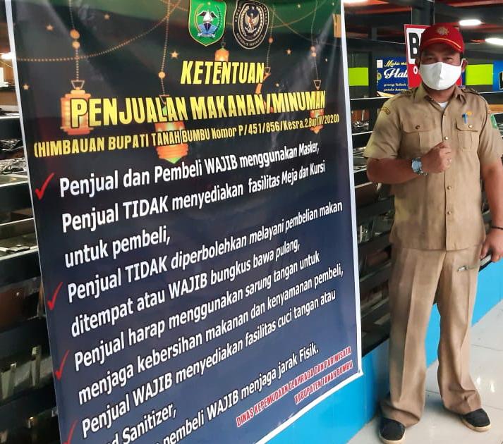PEMASANGAN POSTER: Dinas Satpol-PP dan Damkar Tanbu bersama Dinas Kepemudaan Olahraga dan Pariwisata (Disporapar) melaksanakan pemasangan poster tentang ketentuan penjualan makanan berdasarkan surat imbauan Bupati Tanbu H Sudian Noor. (Foto Diskominfo Tan