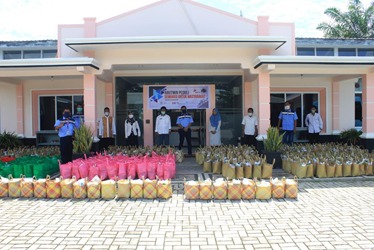 BANTUAN: PT Arutmin Indonesia NPLCT telah mendistribusikan bantuan sebanyak 1.102 paket Sembako  untuk masyarakat terdampak Covid-19 di Kotabaru. | FOTO: ARUTMIN