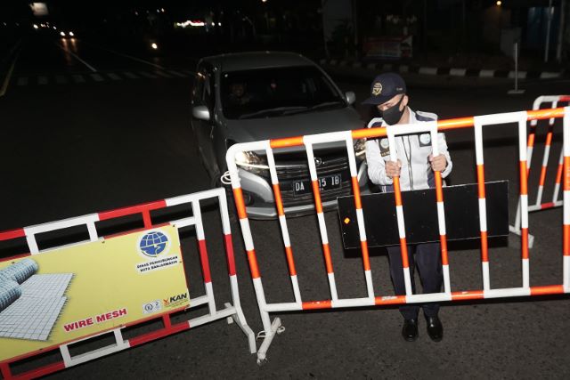 JAM MALAM: Pengemudi roda empat tanpa masker tidak diizinkan melintas oleh petugas. Foto diambil di batas kota, Jalan Ahmad Yani kilometer 6. Pemko masih menimbang untuk meneruskan PSBB atau tidak. | Foto: Wahyu Ramadhan/Radar Banjarmasin