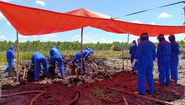 PENGGALI PAKAI PROTOKOL: Tim Gugus Tugas Covid-19 Pemkab Batola saat memakamkan jenazah terindikasi Covid-19 di Pemakaman khusus di Kelurahan Ulu Benteng, Batola. | DOK/RADAR BANJARMASIN