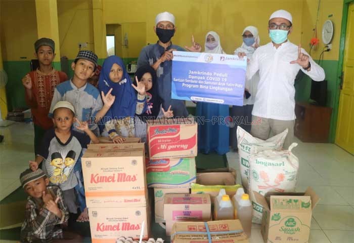 SANTUNAN: Pimpinan bersama karyawan Jamkrindo Kanwil VIII Banjarmasin menyantuni anak yatim piatu di Yayasan Yatim Piatu & Dhuafa Jl. Pramuka Banjarmasin.