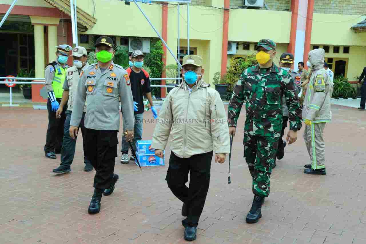 SOLID: Dari kiri Kapolres HSU AKBP Pipit Subiyanto SIK, Bupati H Abdul Wahid HK dan Dandim Amuntai Letkol Inf Ali Ahmad Satriyadi SIP saat satu komitmen mencegah penyebaran lausan virus Corona di HSU. Foto: Pemkab HSU for Radar Banjarmasin