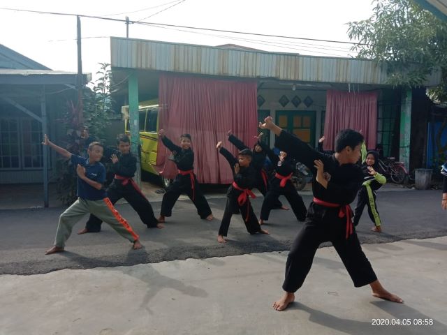 BUNUH VIRUS: Para pesilat budaya Kota Banjarmasin berlatih di bawah sinar mentari pagi.