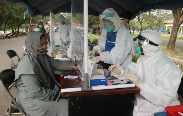 SAMPEL: Salah satu pedagang di Pasar Keraton Rantau melakukan rapid test di posko pemantauan Covid-19. | Foto: Rasidi Fadli/Radar Banjarmasin