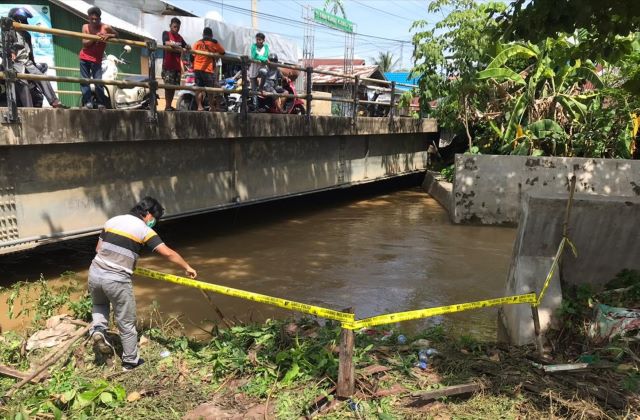 MANDI: Lokasi ditemukannya Arif, bocah tujuh tahun yang tenggelam di sungai Desa Lok Bangkai.