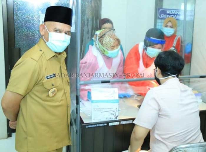 MEMANTAU: Bupati HSU H Abdul Wahid HK melihat aktivitas Laboratorium RSUD Pambalah Batung yang menjadi lokasi Rapid Test ASN termasuk Bupati Wahid.
