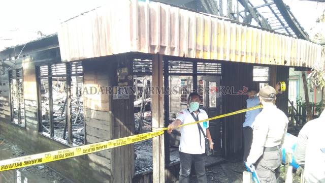 OLAH TKP: Kanit Reskrim Polsek Banjarmasin Timur Iptu Timur Yono mengecek lokasi dan memintai keterangan saksi. | Foto: Maulana/Radar Banjarmasin